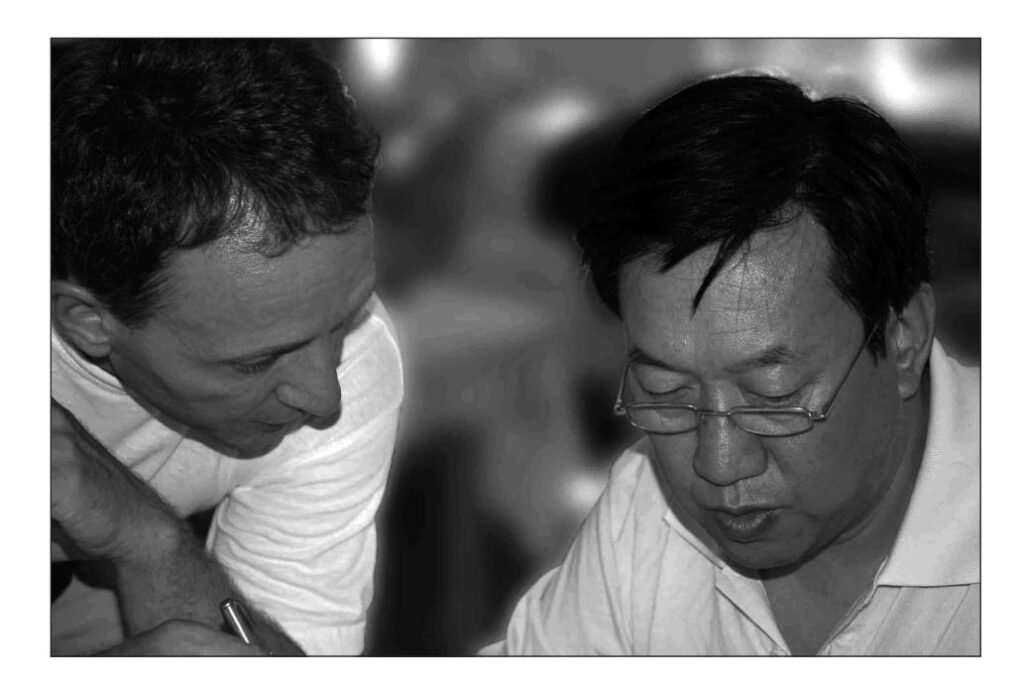 Régi fekete-fehér fotó a könyvből: feltehetően Dr. Wu Bin Jiang egy másik férfival, akinek kiléte nem ismert
